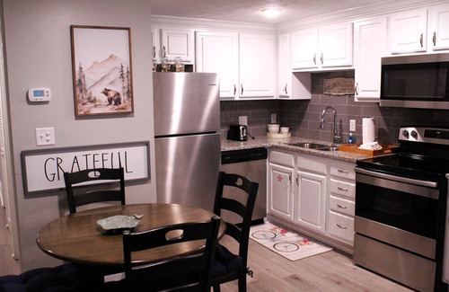 Pigeon Forge Condo | Above It All - Cozy Comfy, Balcony w/Wooded Mtn View 1br/1ba 3 Min. to Town!