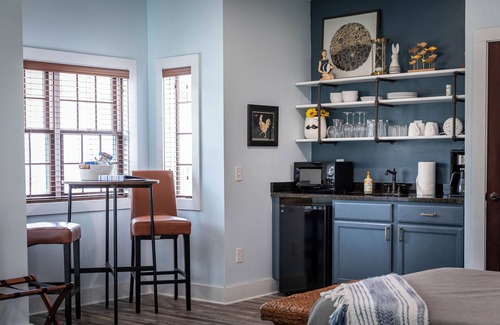 Lake Oconee House | Abruzzi Villa Suite with outdoor sitting area