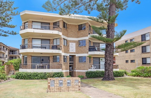 Bilinga Apartment | Absolute Beach Front Apartment