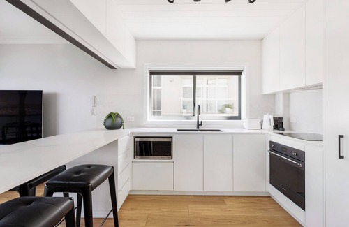 Queenscliff Apartment | Absolute Beachfront, Stunning Manly Beach Views