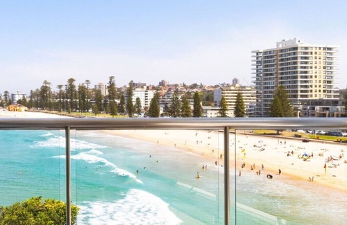 Queenscliff Apartment | Absolute Beachfront, Stunning Manly Beach Views