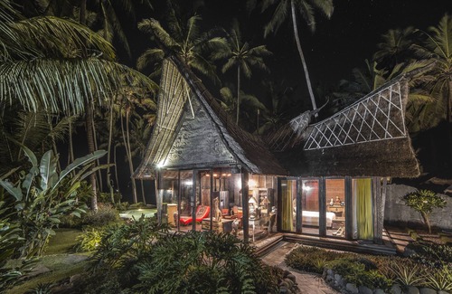 Kerambitan Villa | Absolute Beachfront Romantic Villa Laut