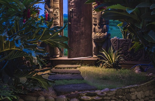 Kerambitan Villa | Absolute Beachfront Romantic Villa Laut