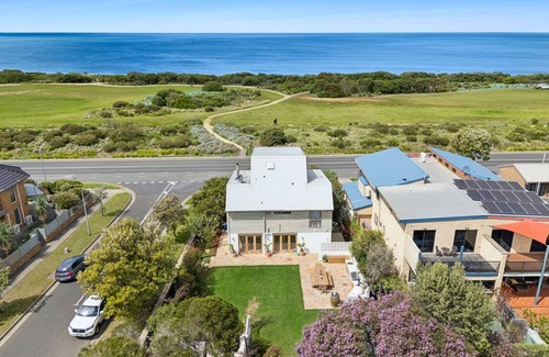 Torquay House | Absolute Beachfront Views - Bohemian Charm