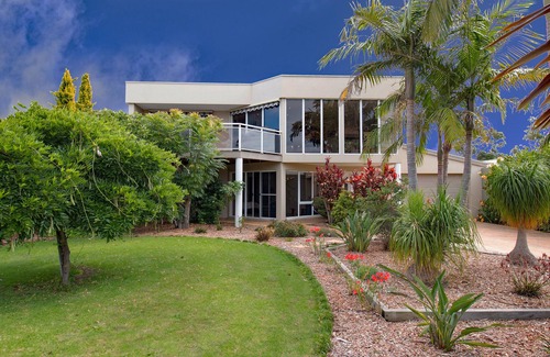 Mallacoota House | Absolute lake frontage property located in the heart of beautiful Mallacoota.