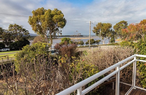 Mallacoota House | Absolute lake frontage property located in the heart of beautiful Mallacoota.