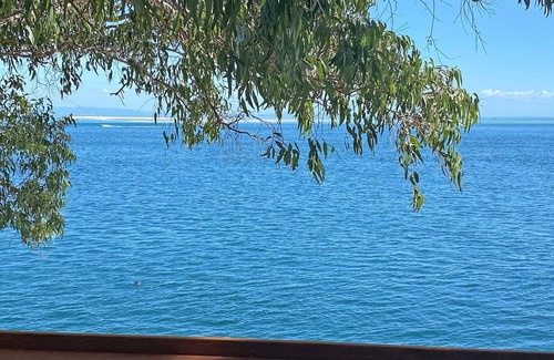 Amity Point House | Absolute waterfront property on rock wall