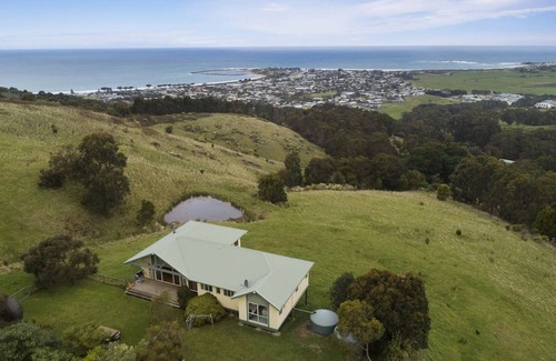 Apollo Bay House | ACACIA BRAE - spectacular views + family home