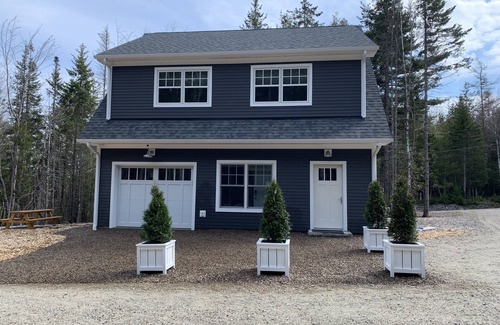 Southwest Harbor Apartment | Acadia Quiet side Studio. Modern feel in the quaint Maine woods. Full kitchen.