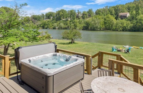 Bella Vista House | Access to lake & trails with HOT TUB!