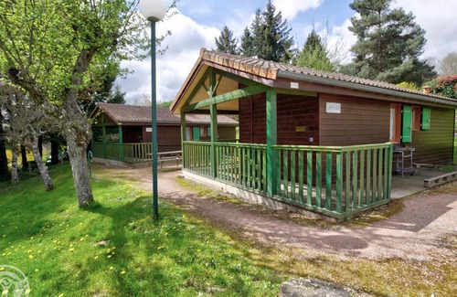 Les Noes Cottage | Accessible Chalet with Terrace, Pool, and Recreational Activities in Scenic Village