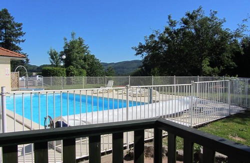 Les Noes Cottage | Accessible Chalet with Terrace, Pool, and Recreational Activities in Scenic Village