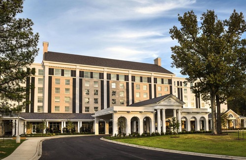 Whitehaven Hotel | Accessible King Guestroom w/Connecting Door -Outdoor Pool -Close to Graceland!