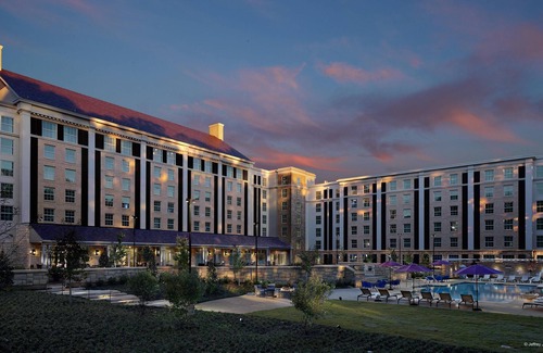 Whitehaven Hotel | Accessible King Guestroom w/Connecting Door -Outdoor Pool -Close to Graceland!