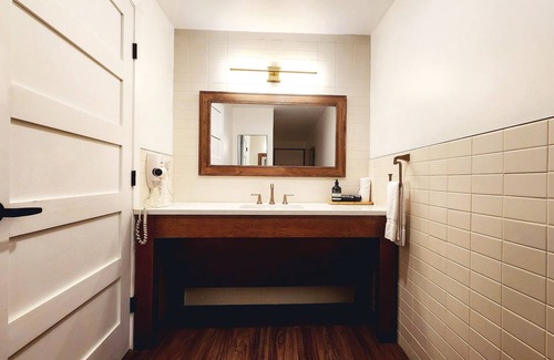 San Angelo Hotel | Accessible Queen Room with Modern Comforts – Ideal for Relaxing Getaways!