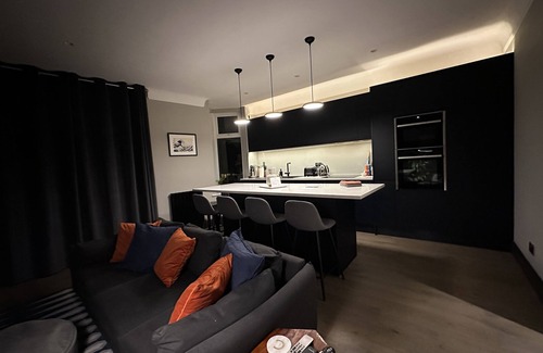 Hillside Apartment | Ace Flat in Wimbledon Village (10 minutes from Wimbledon Tennis!)