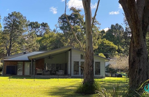 Eraring House | Acres on the Lake - your private retreat