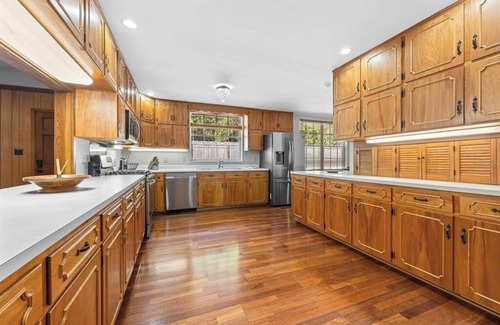 Gainesville House | Across from UF on University Ave - 5 br 3.5 bath with HOT TUB.