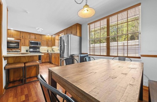 Gainesville House | Across from UF on University Ave - 5 br 3.5 bath with HOT TUB.