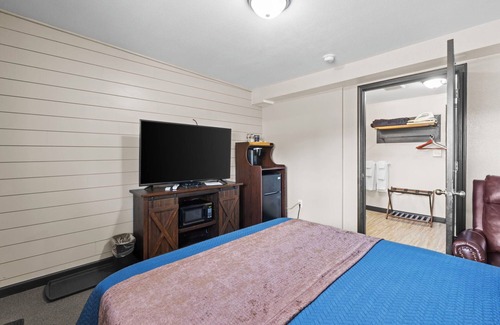 Lava Hot Springs Hotel | ADA Deluxe Queen Bedroom (River Access)