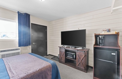 Lava Hot Springs Hotel | ADA Deluxe Queen Bedroom (River Access)