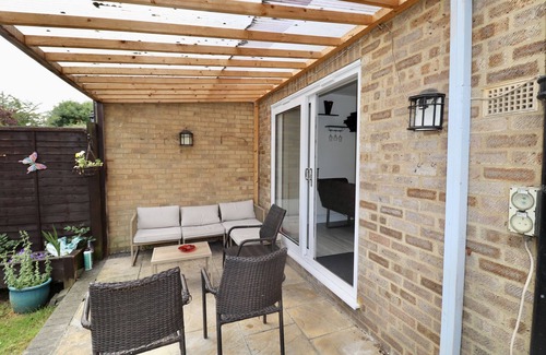 Runnymede Ski Chalet | Addlestone Spacious Four Bedroom House