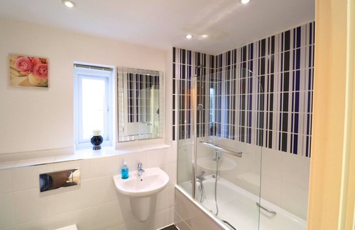 Runnymede Apartment | Addlestone: Stylish & Modern Four Bedroom (Three & half Bath) Townhouse