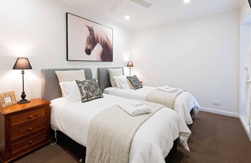 Crafers Apartment | Adelaide Hills Accommodation in the heart of it all.