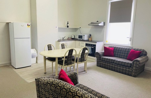 Glenelg Apartment | Adelaide's Seaside Location - Glenelg Beach: Seafield Apartment No. 6, Upstairs