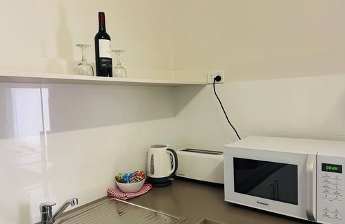 Glenelg Apartment | Adelaide's Seaside Location - Glenelg Beach: Seafield Apartment No. 6, Upstairs