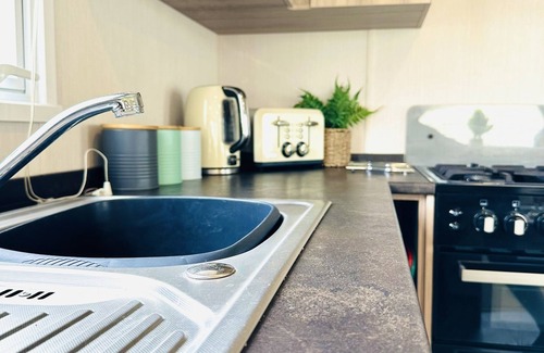 Cayton Bay House | Adelfas Modern Caravan, Cayton Bay