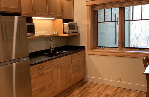Ashland Apartment | Adjacent to Downtown Ashland and Lithia Park, Lithia Park Suite 2