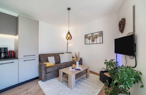 Naturno Apartment | 'Adler Living Gartenwohnung' with Mountain View, Private Garden & Wi-Fi