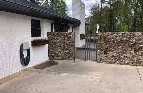 Gainesville House | Admiral's Club, wide cove, spa, pool/ping pong/air hockey/poker tables