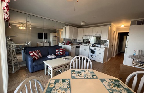 Folly Field Condo | Admirals Row 207 direct CLEAN oceanfront with bunk beds, free WI-FI