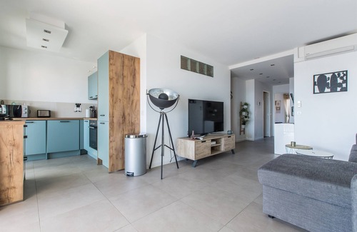 Cannes City Centre Apartment | Admire Panoramic Ocean Views Thru Walls of Windows