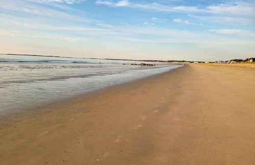 Ocean Park Cabin | Adorable 2 bedroom cabin only 50ft from Beach