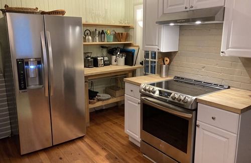 Cedar Bushes Cottage | Adorable 3 bed cottage - 2 blocks to private beach; pond; AC, pets ok