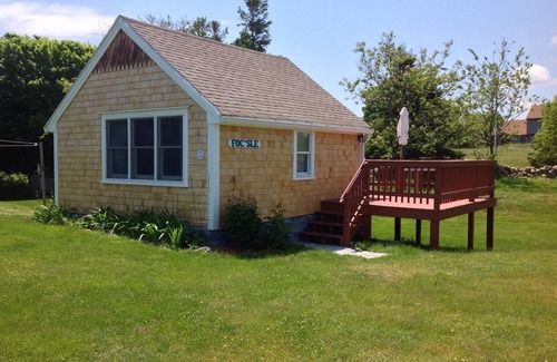 Block Island Cottage | Adorable Block Island Cottage with Pond