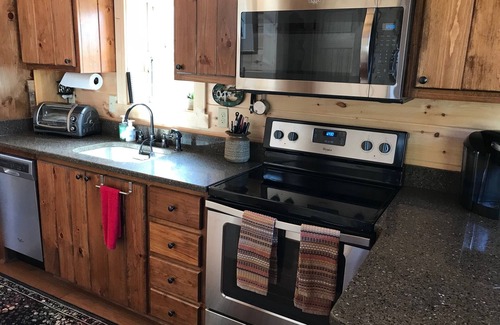 Candler Cabin | Adorable Cabin with big mountain views 12 Minutes to DT Asheville