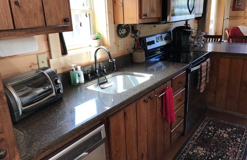 Candler Cabin | Adorable Cabin with big mountain views 12 Minutes to DT Asheville