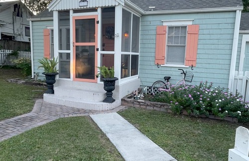 Mount Dora Cottage | ADorable Downtown Mount Dora Cottage with Fenced Yard for your pet