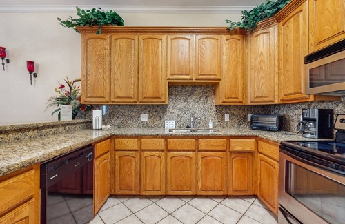 South Padre Island Condo | Adorable home with pool, patio, central AC, & washer/dryer - 1/2 block to beach