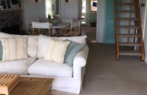 Ponshewaing House | Adorable Lakefront Cottage on Beautiful Crooked Lake