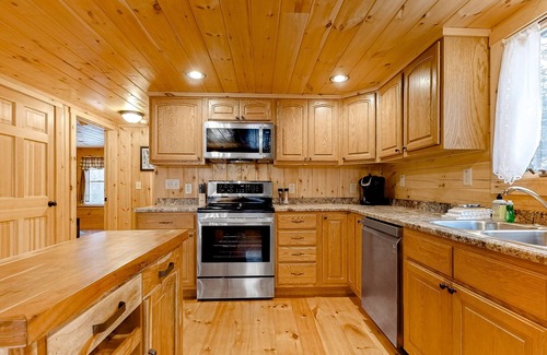 Franconia House | Adorable Log Cabin with Fast WiFi, Mountain Views, Deck, & Gas Fireplace