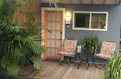 United Central Apartment | Adorable Modern Studio East - 10 minutes to the beach and 5 minutes to downtown
