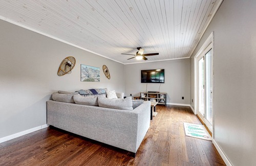 Twin Mountain House | Adorable mountain escape with firepit, wraparound deck, fast WiFi, & gas grill