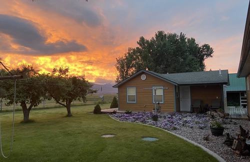 Hamilton Cottage | Adorable Out of Town Guest House