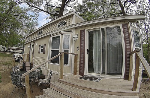 Effingham House | Adorable Park Model On The Water In Lake Sara Campground!