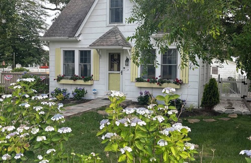 Town Bank Cottage | Adorable Renovated Cottage - Just steps from the Bay!